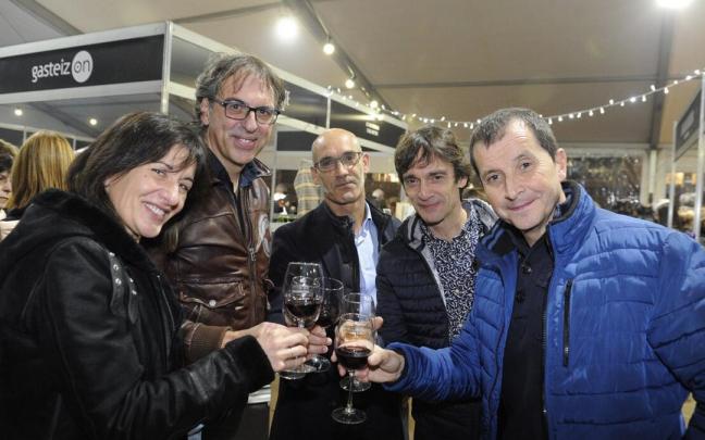 Un grupo de personas brinda en una edición anterior de Ardoaraba