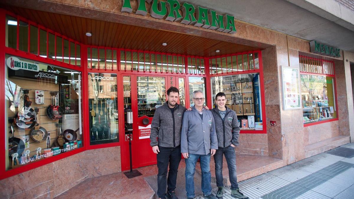 Mikel, Alfonso y Asier en el exterior de la fachada
