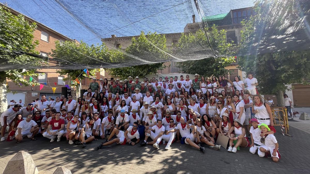 Algunos j&oacute;venes lodosanos durante una comida celebrada en La Plazuela
