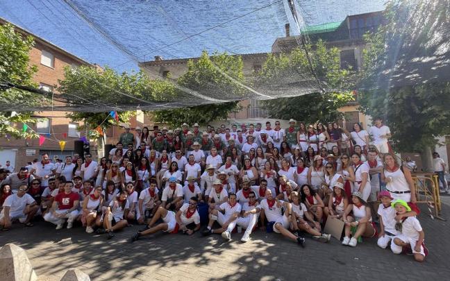 Algunos j&oacute;venes lodosanos durante una comida celebrada en La Plazuela
