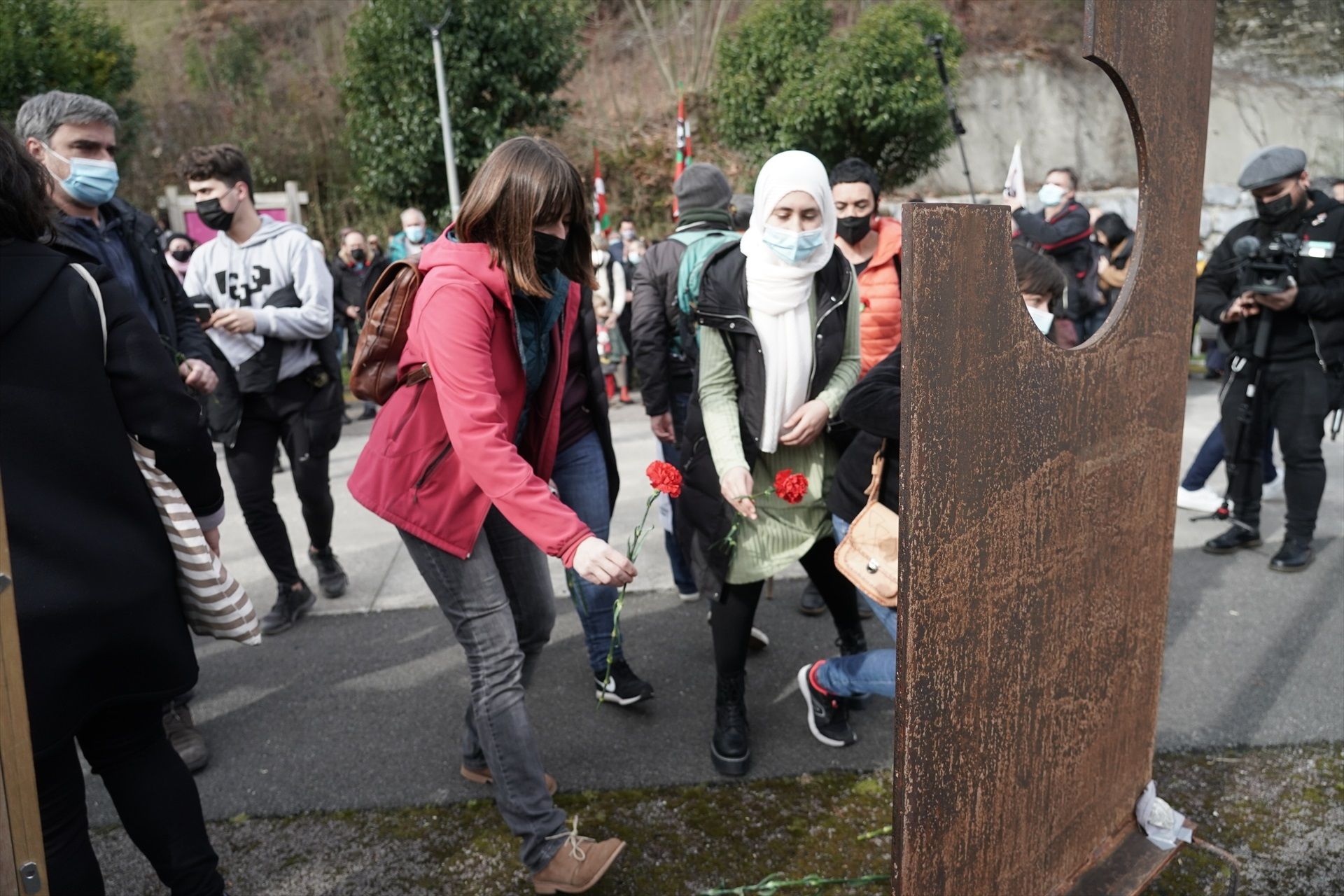 Manifestantes dejan flores para recordar a los dos trabajadores fallecidos en el derrumbe en una foto de archivo.