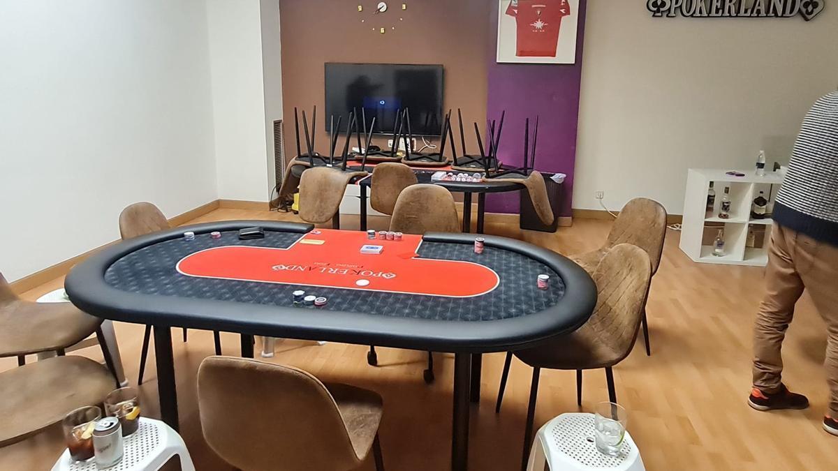 Imagen de la sala de p&oacute;quer clandestina