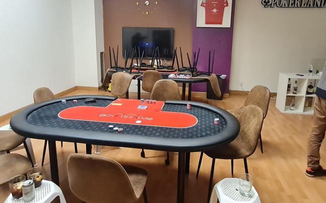 Imagen de la sala de p&oacute;quer clandestina