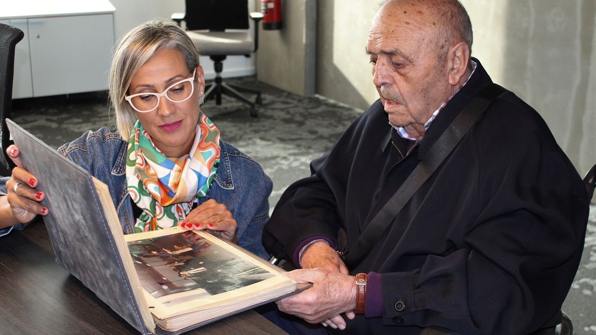 ambién pudo ver un álbum de fotos antiguas.