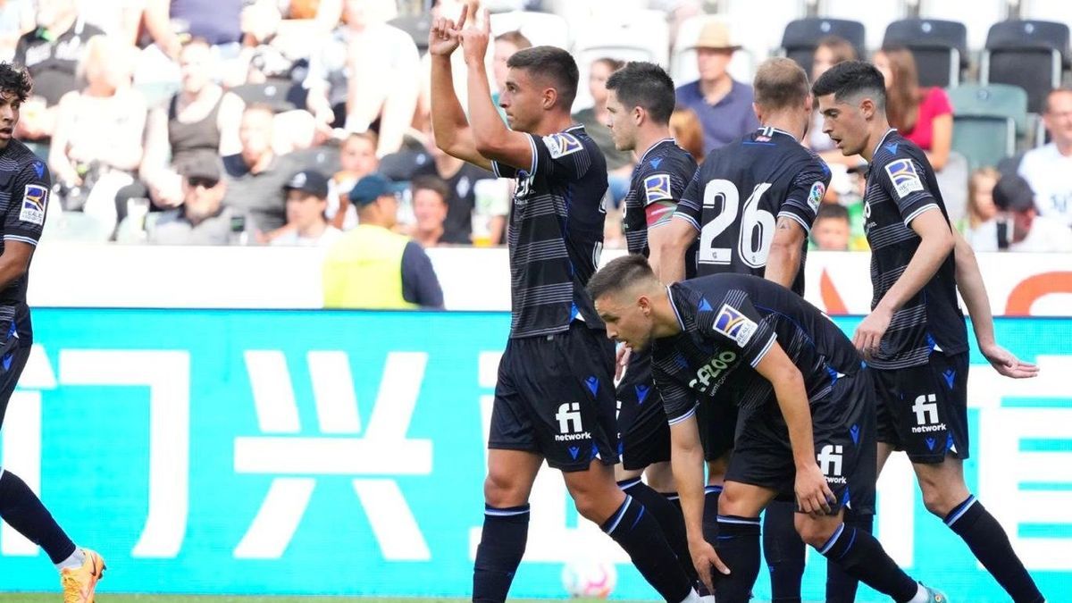 Jon Karrikaburu celebra su gol, este sábado en Monchengladbach.
