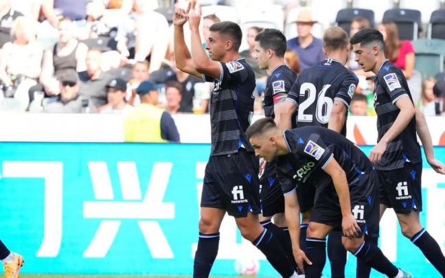 Jon Karrikaburu celebra su gol, este sábado en Monchengladbach.