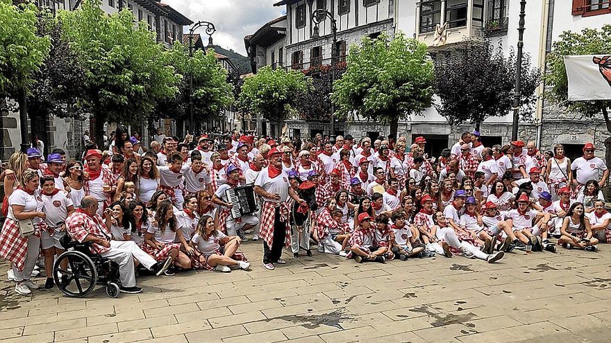 La peña Irrintzi ayer en la plaza de Lesaka, en la foto conmemorativa para la que posaron por su 50 aniversario.