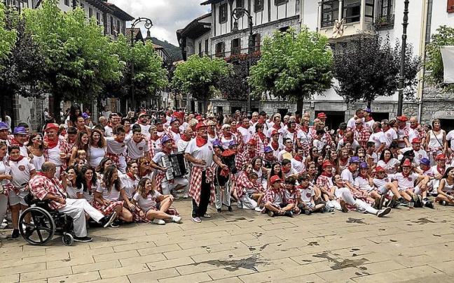 La peña Irrintzi ayer en la plaza de Lesaka, en la foto conmemorativa para la que posaron por su 50 aniversario.