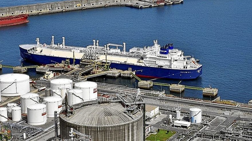 Un metanero rompehielos procedente de Siberia en la Bahía de Bizkaia Gas en una foto de archivo . | FOTO: E.P.