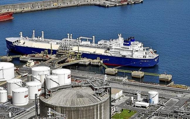 Un metanero rompehielos procedente de Siberia en la Bah&iacute;a de Bizkaia Gas en una foto de archivo . | FOTO: E.P.