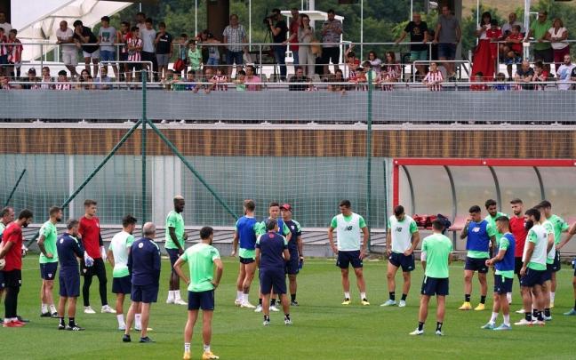 Un nutrido grupo de aficionados sigue el entrenamiento del Athletic del pasado 7 de septiembre, el antepen&uacute;ltimo que fue a puerta abierta.