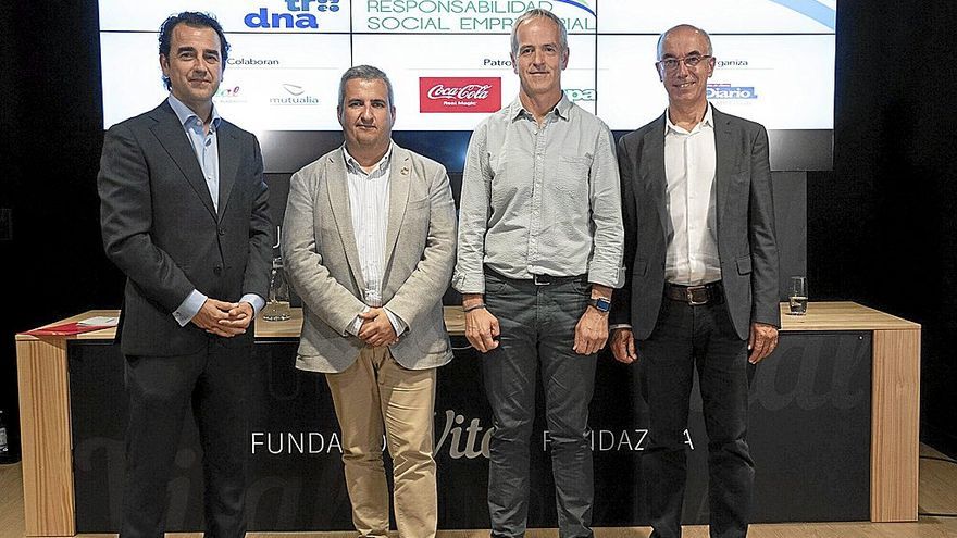 Andrés Goñi (izquierda), moderador del encuentro, junto a Unai Navarro, Alfonso Sáenz de Cámara e Ignacio Lekunberri. Fotos: Alex Larretxi