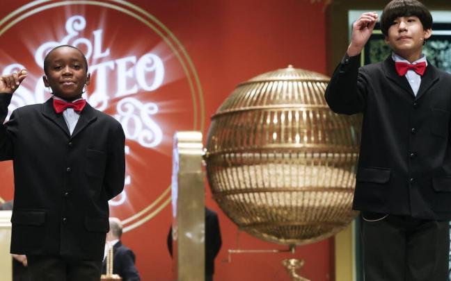 Los estudiantes de San Ildefonso Alonso Dávalos Durán (d) y Ángel Abaga Elebiyo (i) cantan el premio Gordo durante el sorteo de Navidad en el Teatro Real en Madrid, este jueves Los estudiantes de San Ildefonso Alonso Dávalos Durán (d) y Ángel Abaga Elebiyo (i) cantan el premio Gordo durante el sorteo de Navidad en el Teatro Real en Madrid, este jueves