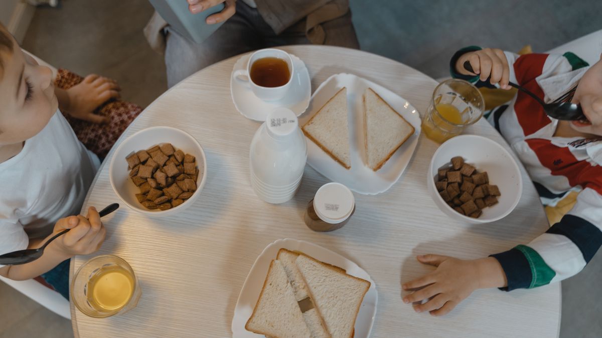 Niños desayunando en casa.