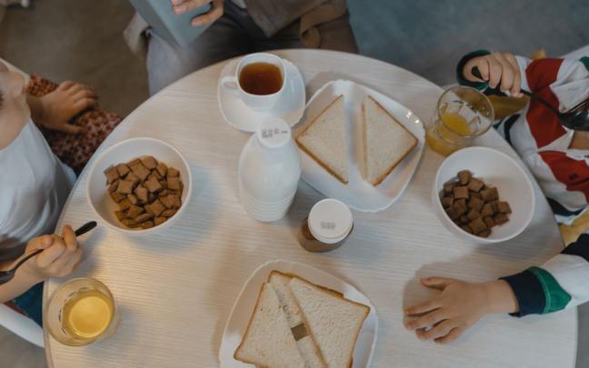 Ni&ntilde;os desayunando en casa.