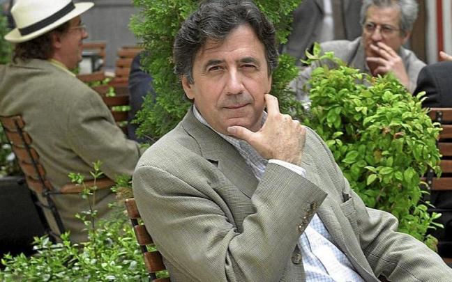 Luis Landero posa en una terraza durante una visita a Bilbao. | FOTO: ZARRABEITIA Luis Landero posa en una terraza durante una visita a Bilbao. | FOTO: ZARRABEITIA