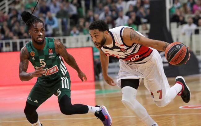 Henry, que intentó echarse el equipo al espalda pero no tuvo su día, intenta avanzar ante la mirada de Lee