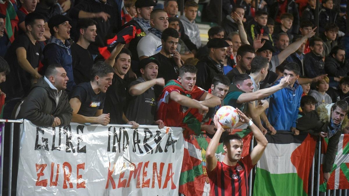 La afición del Arenas arropó a su equipo en Gobela.