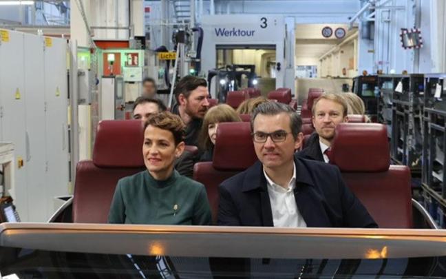 La Presidenta ha realizado un recorrido por el interior de la factoría.