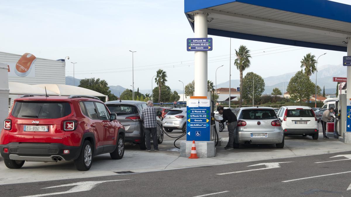 Varios vehículos repostan combustible en una gasolinera en Le Boulou (Francia).