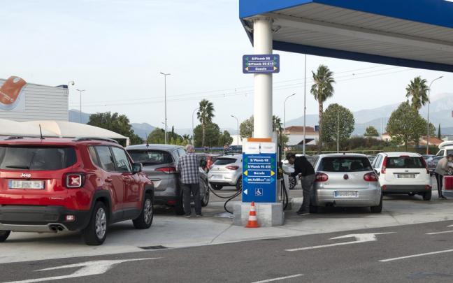 Varios vehículos repostan combustible en una gasolinera en Le Boulou (Francia).