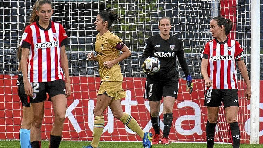 Las futbolistas del Athletic se muestran cabizbajas tras encajar uno de los tres goles que ejecutó el Barcelona. | FOTO: JOSÉ MARI MARTÍNEZ