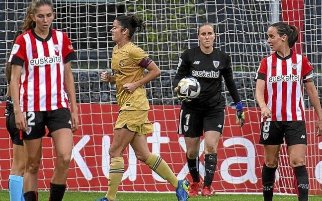 Las futbolistas del Athletic se muestran cabizbajas tras encajar uno de los tres goles que ejecutó el Barcelona. | FOTO: JOSÉ MARI MARTÍNEZ