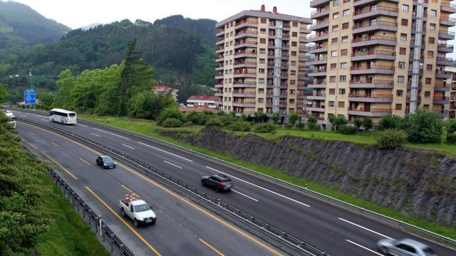 Veh&iacute;culos circulando por la AP-8 a la altura de Elgoibar