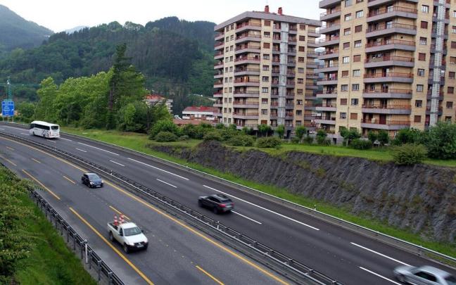 Veh&iacute;culos circulando por la AP-8 a la altura de Elgoibar