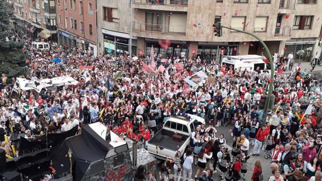 Los basauritarras, llenos de alegría y colorido, en la calle, con la mirada puesta en la balconada del ayuntamiento.
