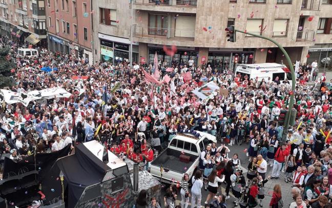 Los basauritarras, llenos de alegría y colorido, en la calle, con la mirada puesta en la balconada del ayuntamiento.