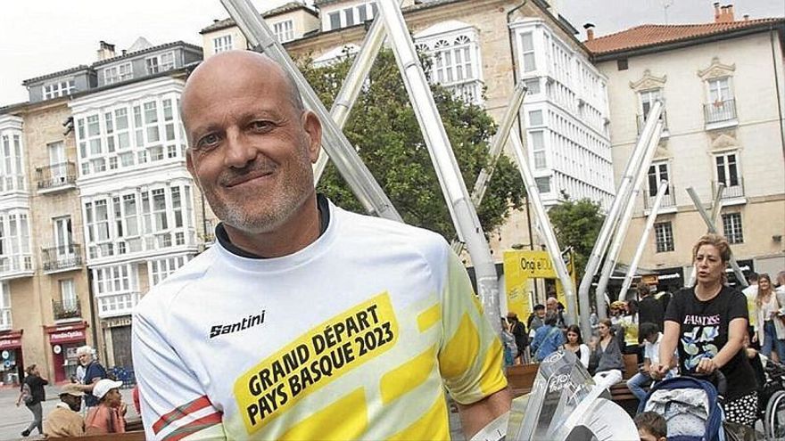 Julian Sanz posa con el trofeo del Tour.