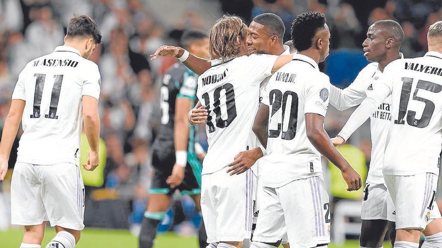 Modric celebra el primer gol, de penalti, con sus compañeros. | FOTO: EFE