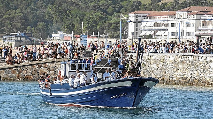 El barco ‘Under water wine’ porta la Virgen, que va acompañada de autoridades de Plentzia y Gorliz.