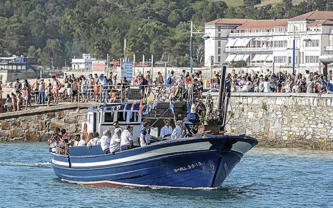El barco ‘Under water wine’ porta la Virgen, que va acompañada de autoridades de Plentzia y Gorliz.