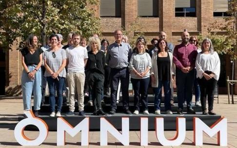 Junta directiva de &Ograve;mnium en el acto por el quinto aniversario del 1-O, en el que el presidente de la entidad, Xavier Antich, ha le&iacute;do una declaraci&oacute;n institucional.