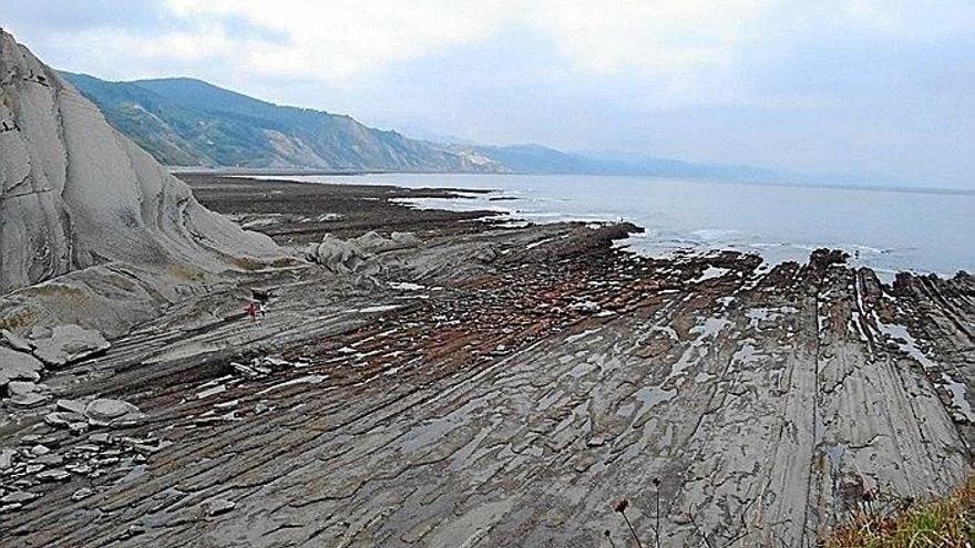 Imagen del ‘flysch’ totalmente descubierto con la marea baja.