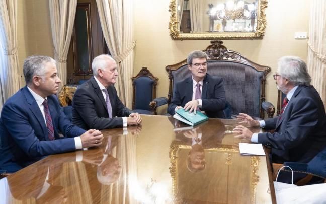 Aburtok harrera egin die 'Bilboko Merkataritza Eskola oroimenean' liburuaren egileei.