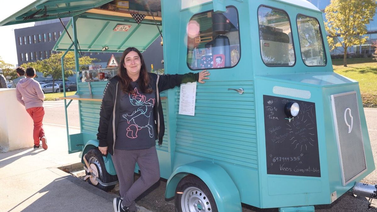 Lucía, junto a la Food Track instalada en la Ciudad de la Innovación de Sarriguren