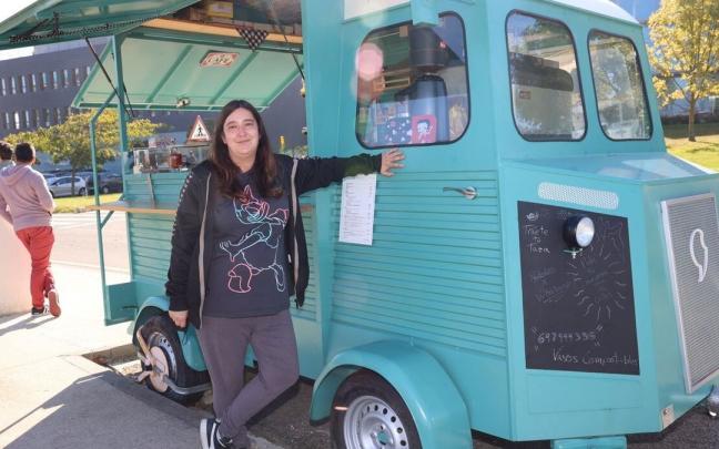 Luc&iacute;a, junto a la Food Track instalada en la Ciudad de la Innovaci&oacute;n de Sarriguren