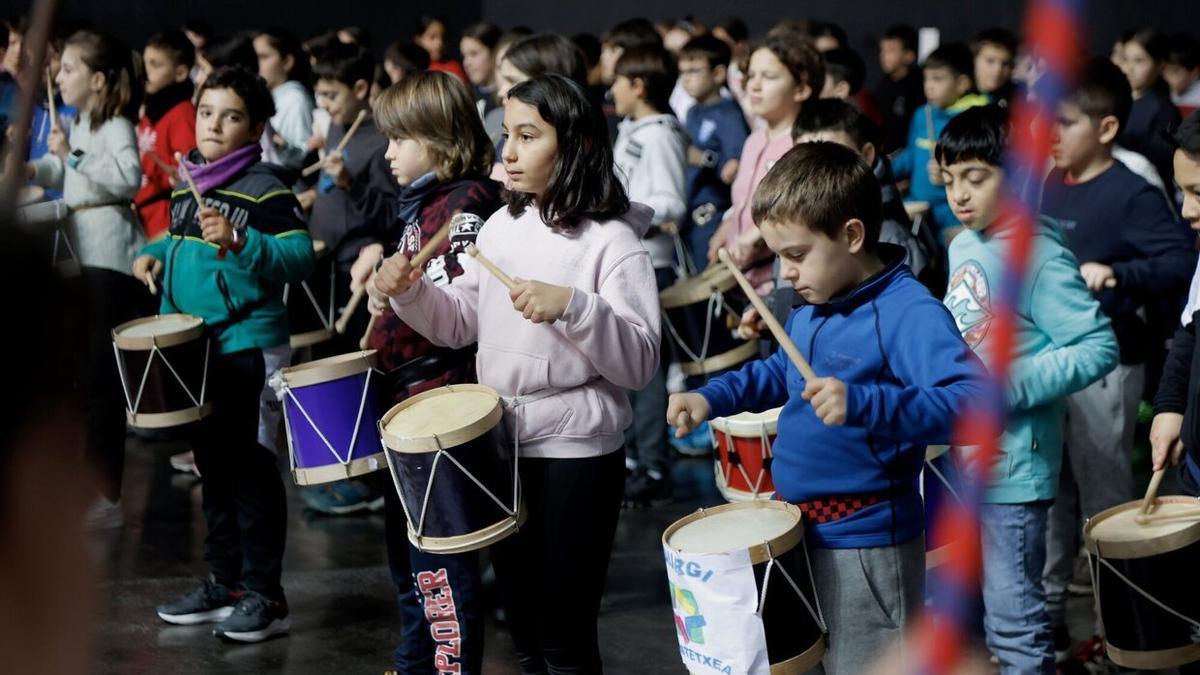 Ensayo de la Tamborrada infantil de Azpeita en el fronton izarraitz.