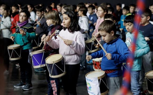 Ensayo de la Tamborrada infantil de Azpeita en el fronton izarraitz. Ensayo de la Tamborrada infantil de Azpeita en el fronton izarraitz.