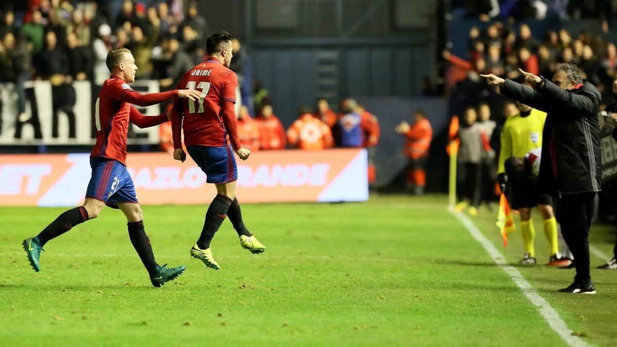 Jaime y Clerc celebran un gol en El Sadar.