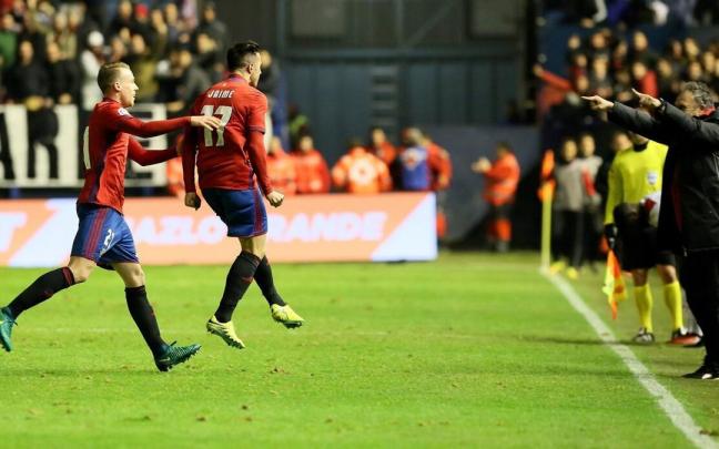 Jaime y Clerc celebran un gol en El Sadar.