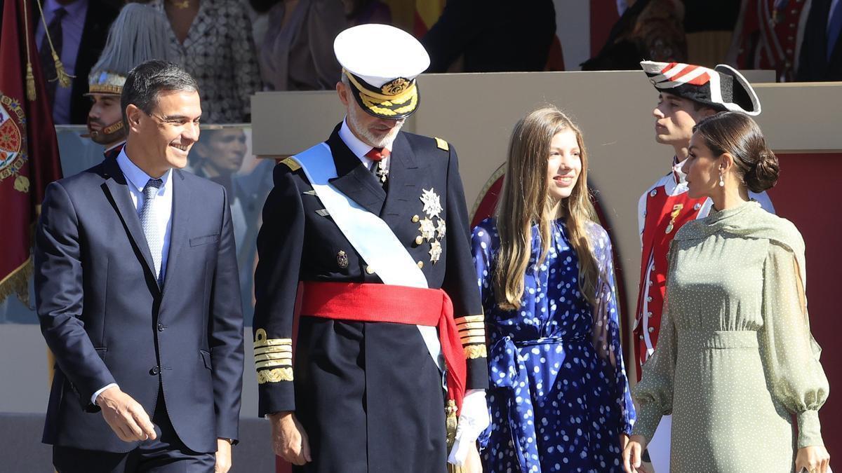 Pedro Sánchez durante el desfile junto a la familia real española.