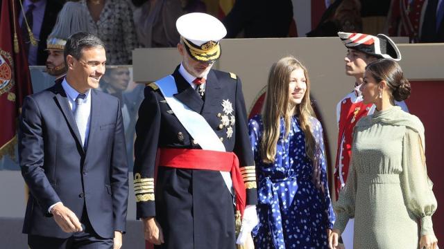 Pedro S&aacute;nchez durante el desfile junto a la familia real espa&ntilde;ola.