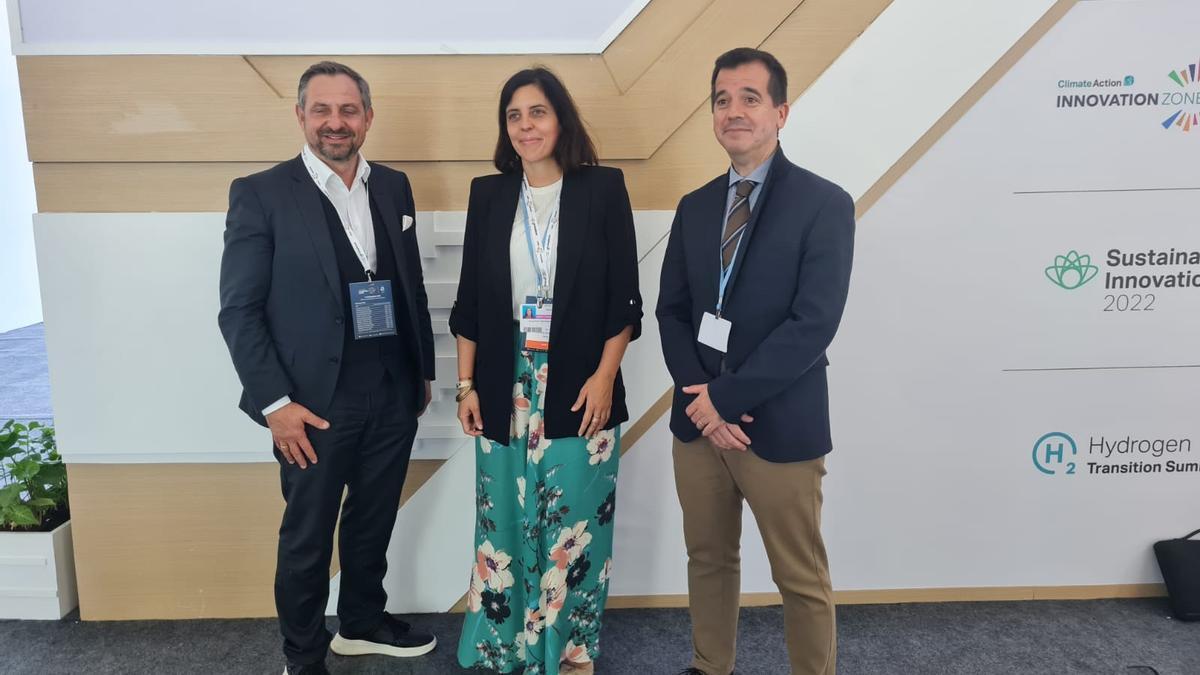 El consejero Mikel Irujo, el CEO de Hydrogen Europe, Jorgo Chatzimarkakis, y Uxue Itoiz, directora general de de Industria, Energía y Proyectos Estratégicos S3.