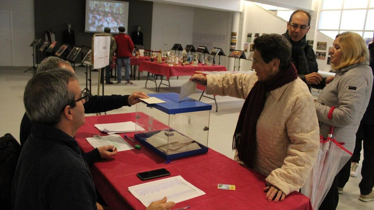 Una mujer vota en el Club de Jubilados de Cascante