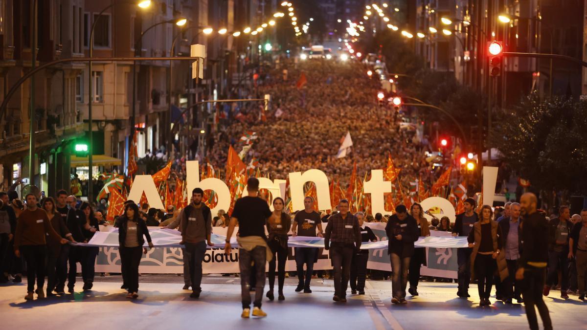 Un momento de la manifestación convocada por EH Bildu que ha recorrido el centro de Bilbao.