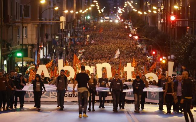 Un momento de la manifestaci&oacute;n convocada por EH Bildu que ha recorrido el centro de Bilbao.